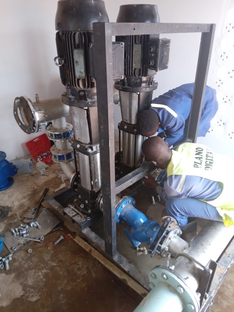 Plano Digital technicians installing vertical pumps at ETA Sabie